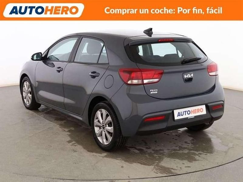 Usado Kia Rio Spirit 101 CV (74 kW) 2022 Gris Berlina