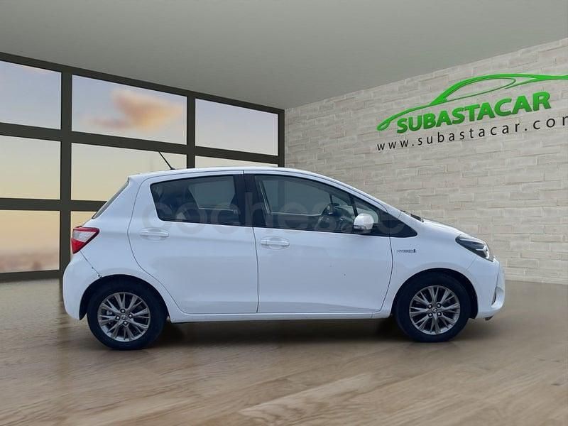 Usado Toyota Yaris Hybrid Active 100 CV (73 kW) 2018 Blanco Berlina
