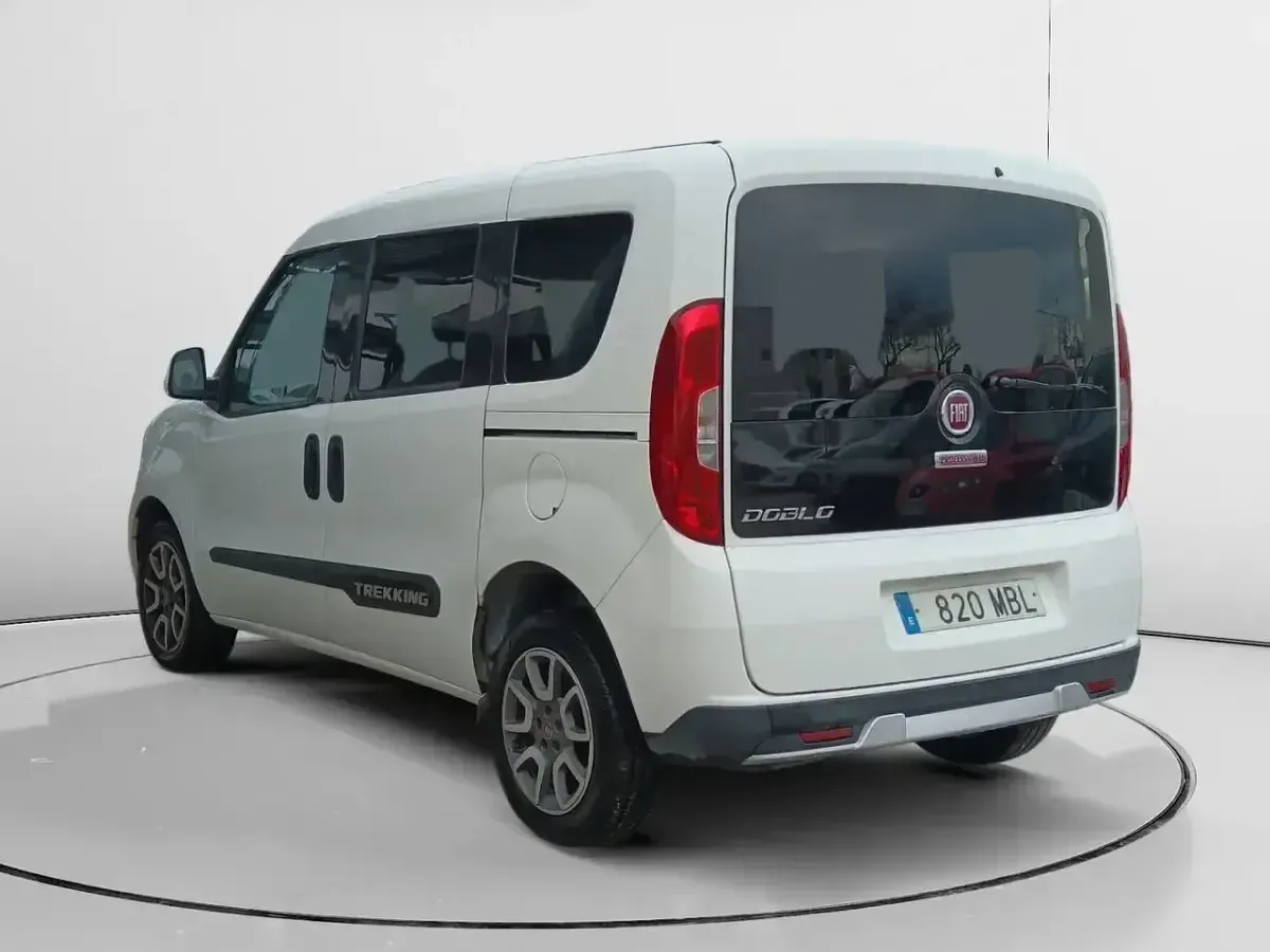 Usado Fiat Doblò Trekking 120 CV (88 kW) 2022 Blanco Monovolumen