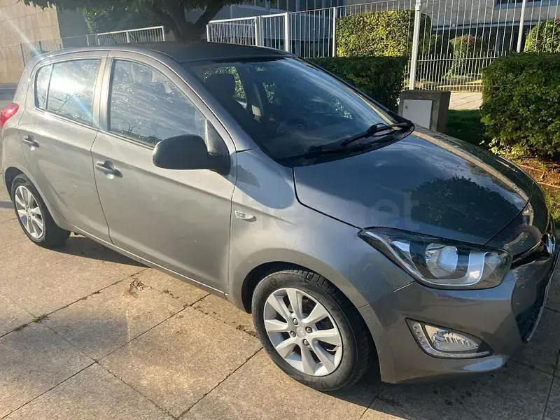 Usado Hyundai i20 90 CV (66 kW) 2013 Beige Utilitario