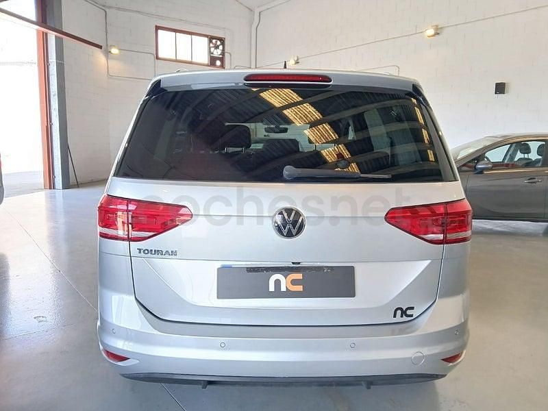 Usado VW Touran Advance 150 CV (110 kW) 2021 Gris / plata Monovolumen