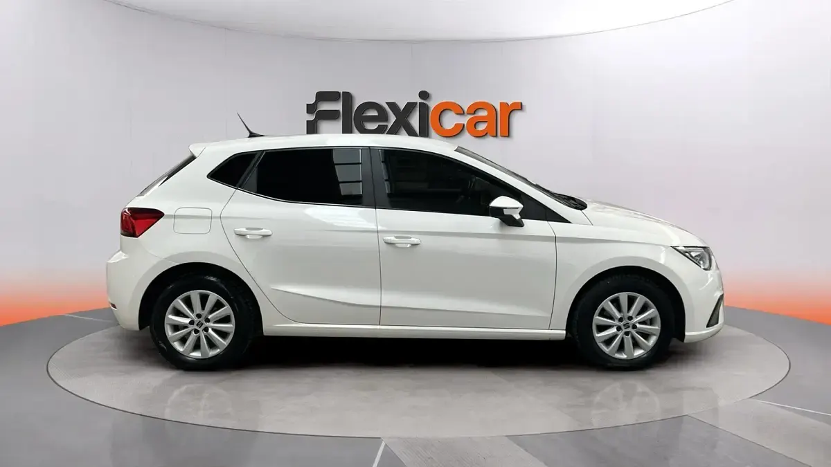 Usado Seat Ibiza Style Plus 116 CV (85 kW) 2021 Blanco Utilitario