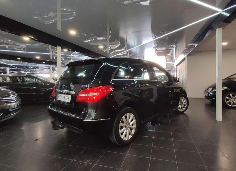 Usado Mercedes B180 109 CV (80 kW) 2012 Negro Monovolumen