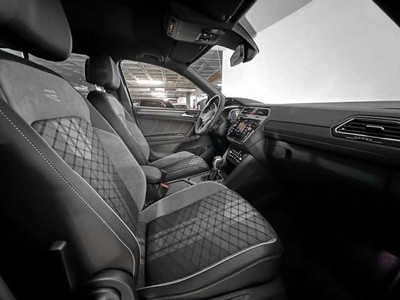 Usado VW Tiguan R-line 204 CV (150 kW) 2025 Plateado SUV