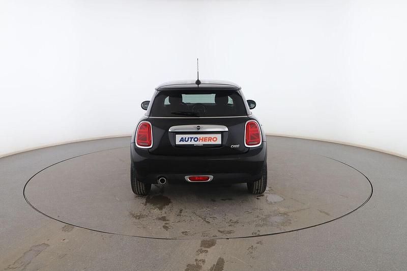 Usado Mini ONE 102 CV (75 kW) 2021 Negro Utilitario