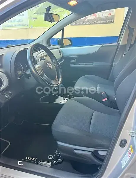 Usado Toyota Yaris Hybrid Active 100 CV (73 kW) 2012 Gris / plata Berlina