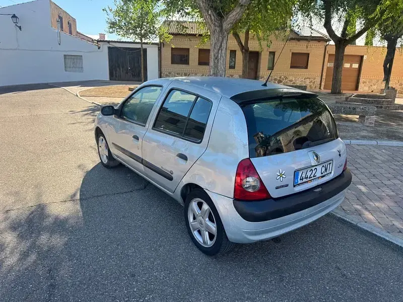 Usado Renault Clio II Business 70 CV (51 kW) 2009 Gris / plata Berlina