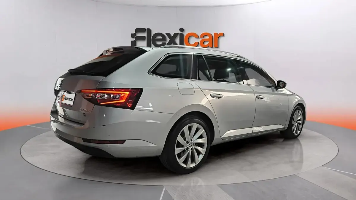 Usado Skoda Superb LAURIN & KLEMENT 190 CV (139 kW) 2018 Gris Familiar