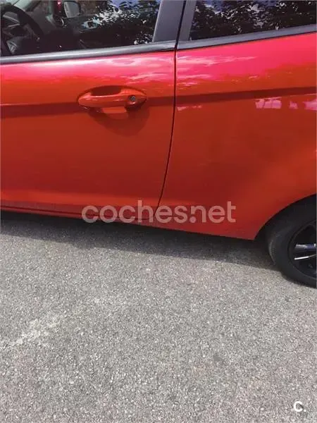 Usado Ford Fiesta Trend 100 CV (73 kW) 2015 Rojo Utilitario