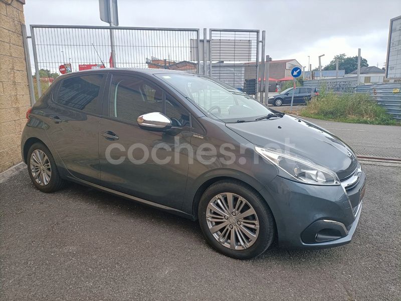 Usado Peugeot 208 Style 75 CV (55 kW) 2017 Gris / plata Utilitario