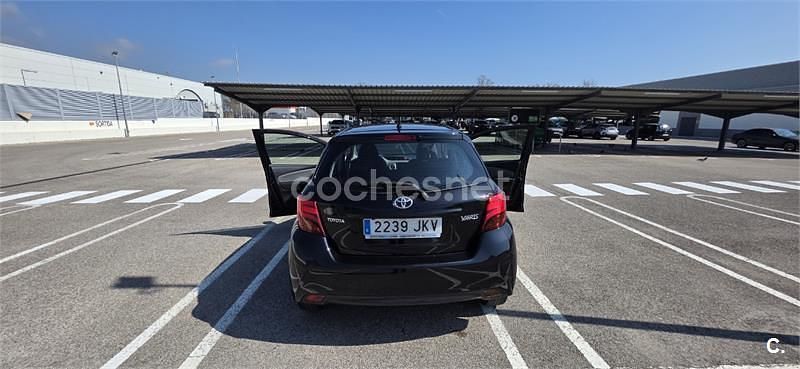 Usado Toyota Yaris Active 99 CV (72 kW) 2015 Negro Utilitario