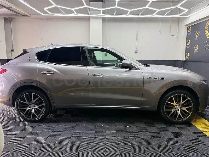 Usado Maserati Levante 275 CV (202 kW) 2017 Beige SUV