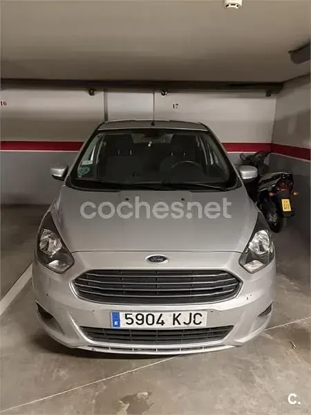 Usado Ford Ka Plus Ultimate 85 CV (62 kW) 2018 Gris / plata Utilitario