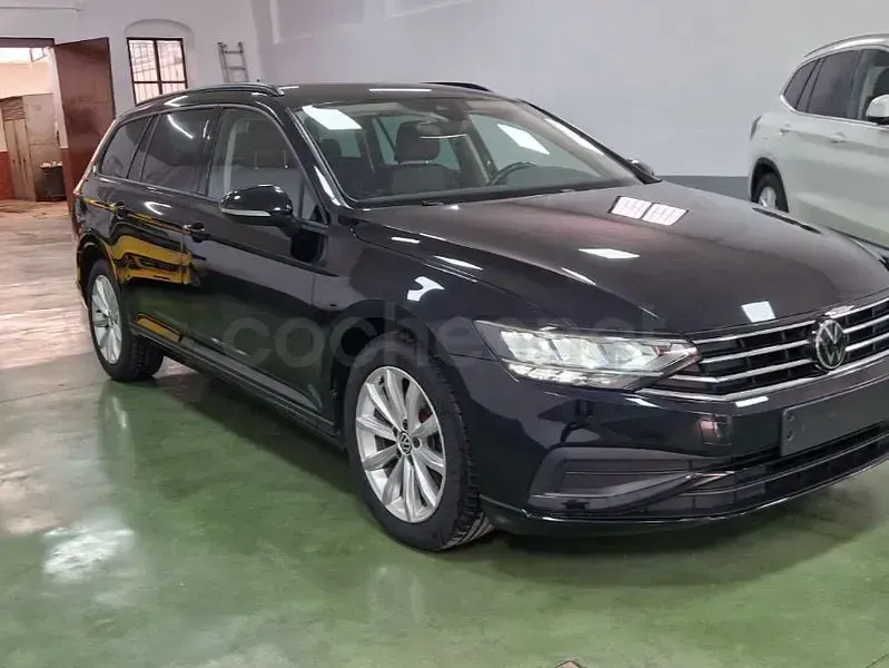 Usado VW Passat Executive 122 CV (89 kW) 2022 Negro Familiar