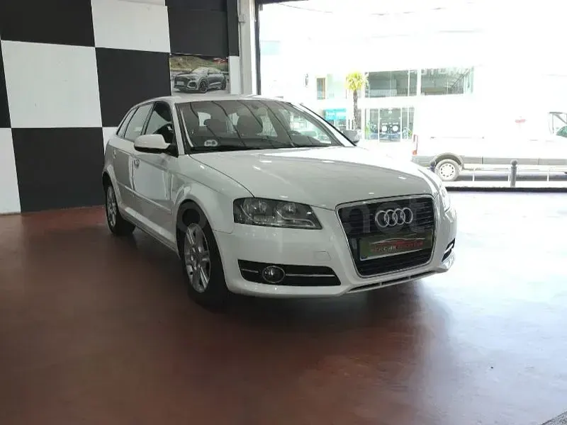Usado Audi A3 Attraction 105 CV (77 kW) 2012 Blanco Utilitario