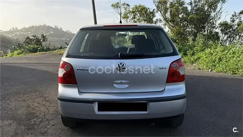 Usado VW Polo Highline 100 CV (73 kW) 2004 Gris / plata Utilitario