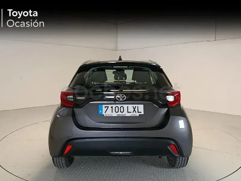 Usado Toyota Yaris 125 CV (91 kW) 2022 Gris / plata Utilitario