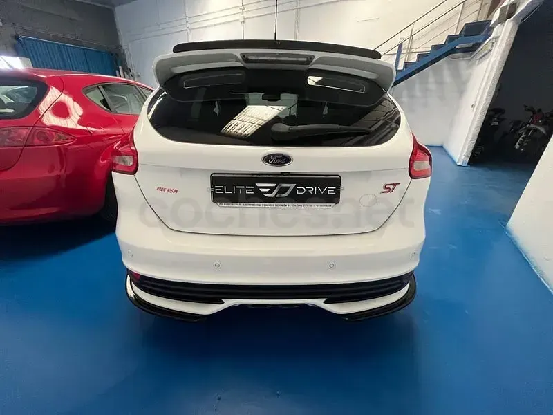 Używany Ford Focus ST 185 KM (136 kW) 2015 Biały Sedan/Limuzyna