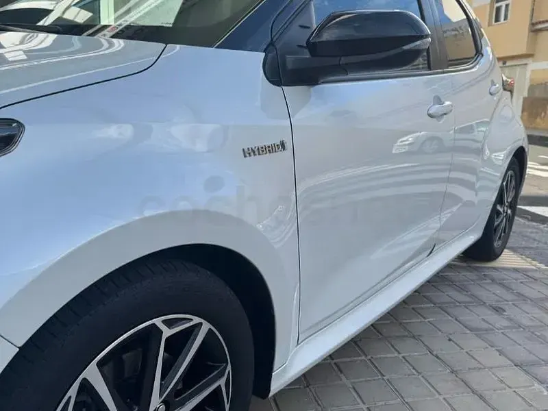 Usado Toyota Yaris Hybrid Plus 116 CV (85 kW) 2021 Blanco Berlina