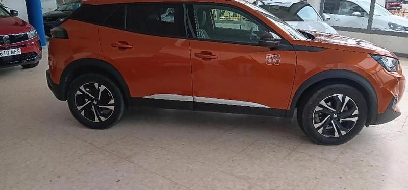 Usado Peugeot 2008 Allure 131 CV (96 kW) 2023 Orange fusion cmetalzadoe SUV