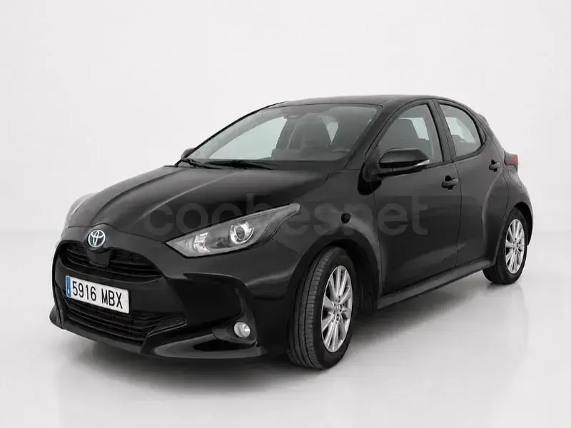 Usado Toyota Yaris Hybrid Active 116 CV (85 kW) 2022 Negro Berlina
