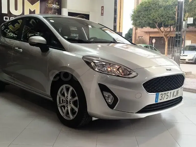 Usado Ford Fiesta Active 85 CV (62 kW) 2018 Gris / plata Utilitario