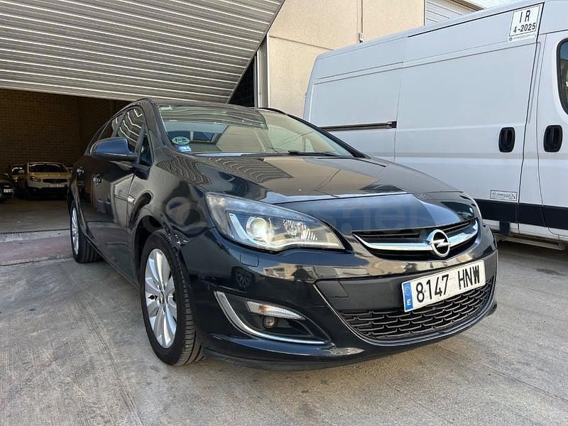 Usado Opel Astra Selective 110 CV (80 kW) 2013 Negro Familiar