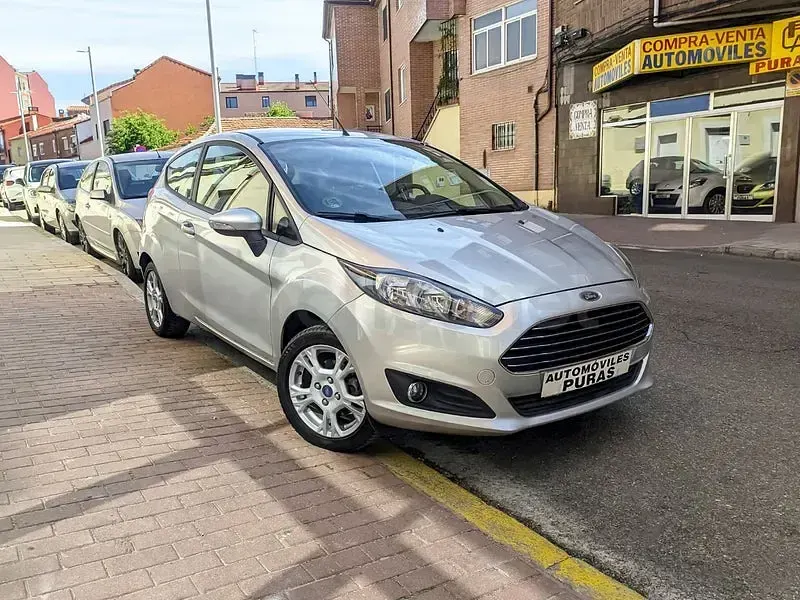 Usado Ford Fiesta Trend 100 CV (73 kW) 2013 Gris / plata Berlina