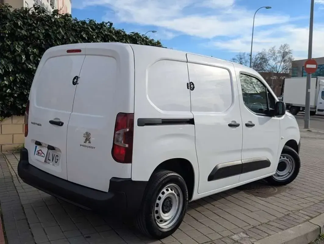 Usado Peugeot Partner Premium 102 CV (75 kW) 2022 Blanco Monovolumen
