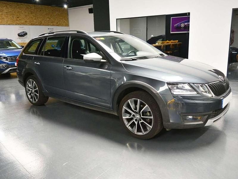 Usado Skoda Octavia 150 CV (110 kW) 2018 Gris SUV