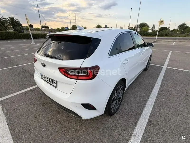 Usado Kia Ceed 120 CV (88 kW) 2019 Blanco Utilitario
