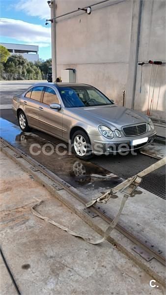 Usado Mercedes E270 Elegance 170 CV (125 kW) 2002 Gris / plata Berlina