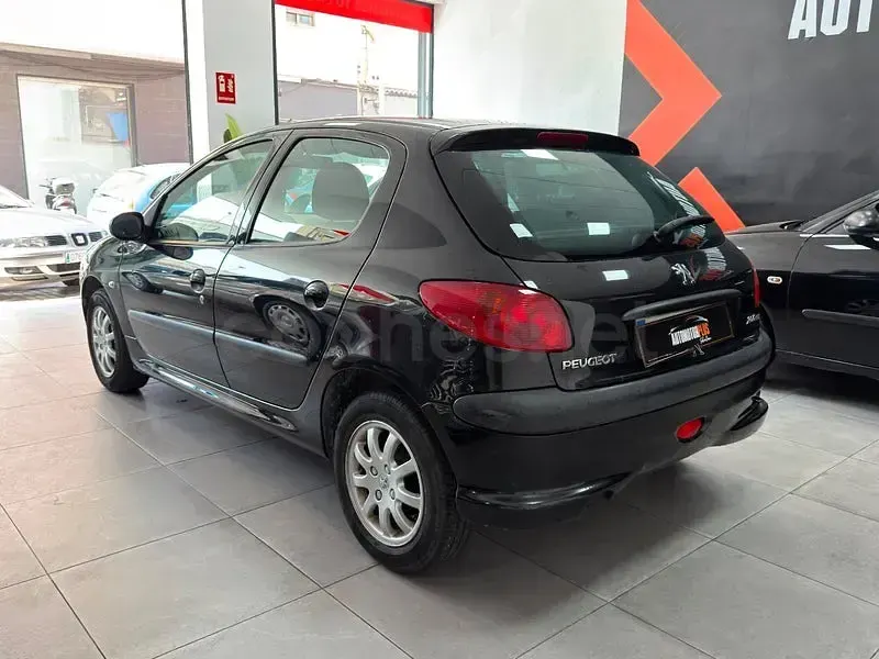 Usado Peugeot 206 70 CV (51 kW) 2005 Negro Berlina