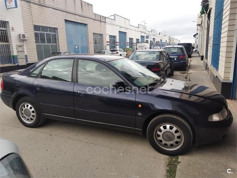 Usado Audi A4 150 CV (110 kW) 1998 Azul Berlina