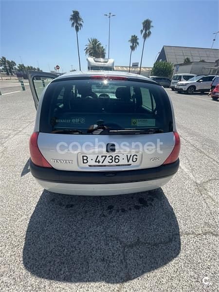Usado Renault Clio II 90 CV (66 kW) 1999 Gris / plata Berlina