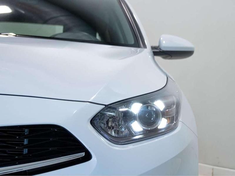 Usado Kia Ceed 101 CV (74 kW) 2025 Blanco Utilitario
