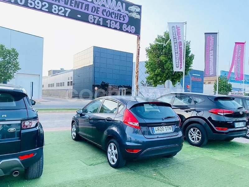 Gris / plata Usado 2010 Ford Fiesta Trend Utilitario | 4499 € (Precio justo) - Imagen 1/4