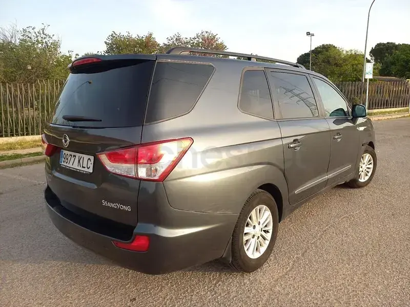 Usado SsangYong Rodius 178 CV (130 kW) 2018 Gris / plata Monovolumen