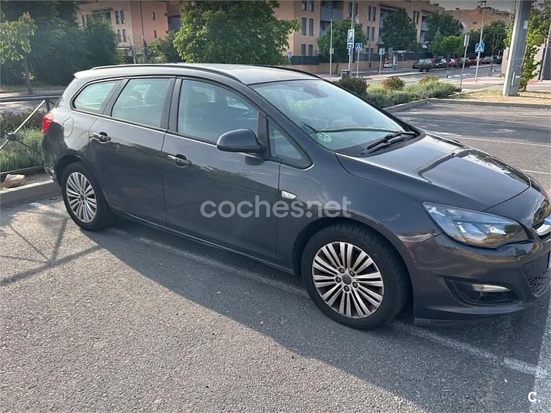 Usado Opel Astra Selective 110 CV (80 kW) 2014 Gris / plata Familiar
