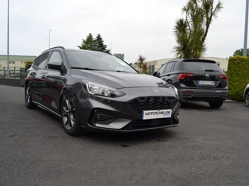 Usado Ford Focus ST-Line 125 CV (91 kW) 2019 Gris / plata Familiar