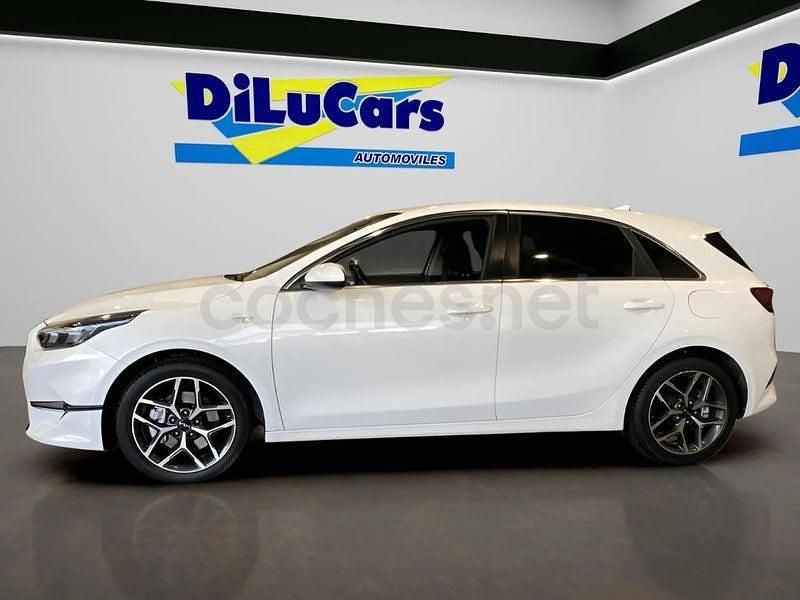 Begagnad Kia Ceed 120 HK (88 kW) 2022 Vit Halvkombi