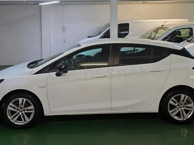 Usado Opel Astra Edition 105 CV (77 kW) 2021 Blanco Berlina
