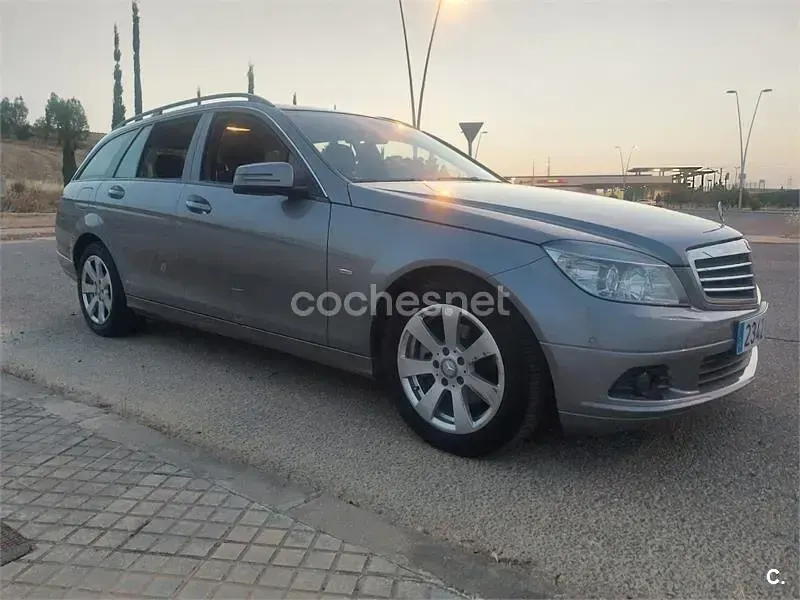 Usado Mercedes C180 120 CV (88 kW) 2011 Gris / plata Familiar