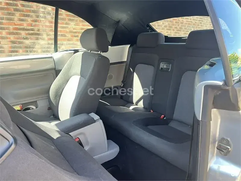 Usado VW New Beetle 102 CV (75 kW) 2003 Gris / plata Utilitario