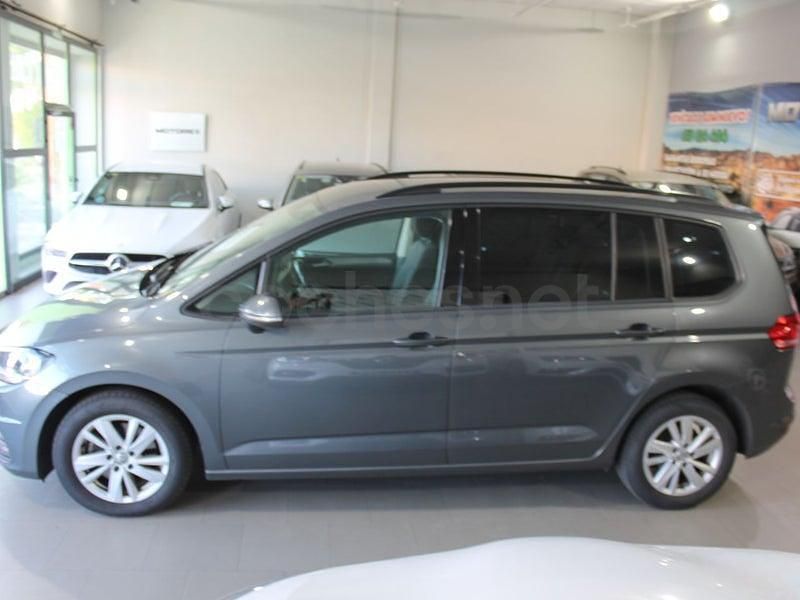 Usado VW Touran Business 122 CV (89 kW) 2021 Gris / plata Monovolumen