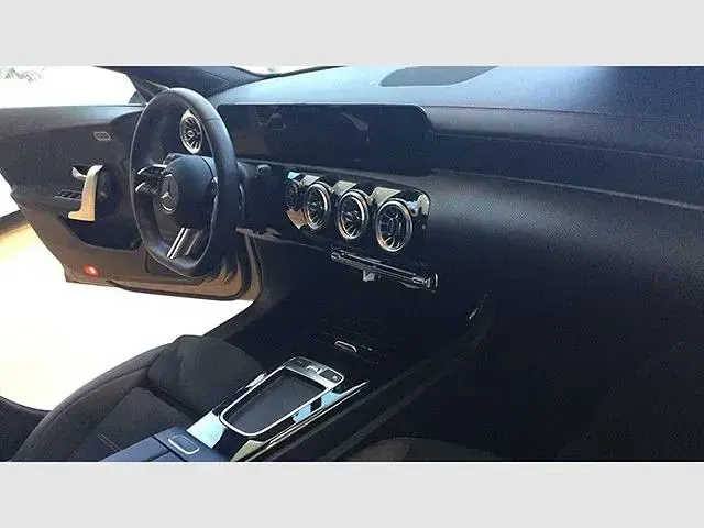 Usado Mercedes CLA220 190 CV (139 kW) 2025 Gris montaña Berlina