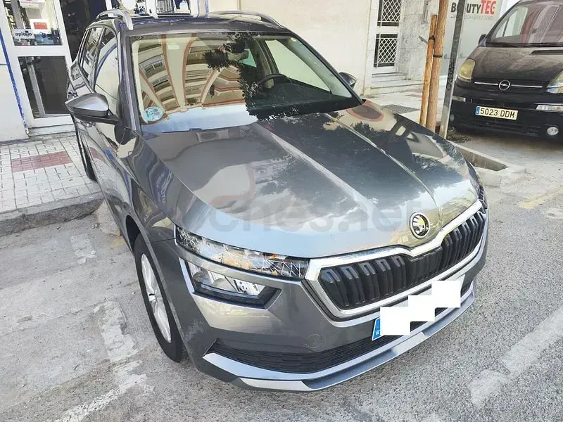 Usado Skoda Kamiq Ambition 110 CV (80 kW) 2022 Gris / plata SUV