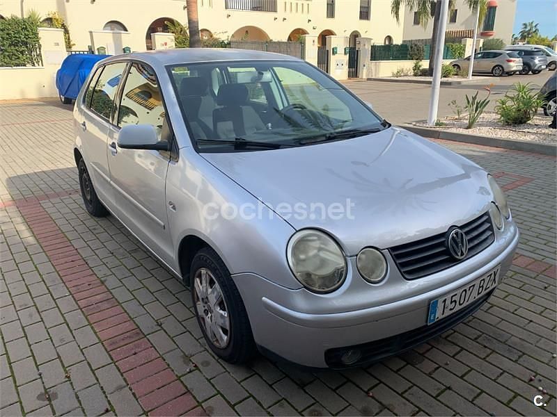 Gris / plata Usado 2002 VW Polo Trendline Berlina | 2200 € (Precio justo) - Imagen 1/4