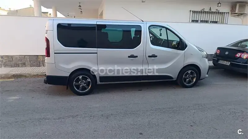 Usado Renault Trafic 120 CV (88 kW) 2019 Gris / plata Monovolumen