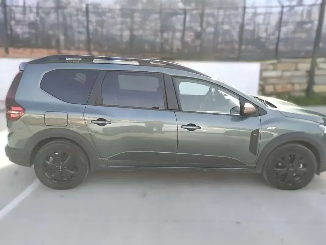 Usado Dacia Jogger Extreme 140 CV (102 kW) 2024 Verde Monovolumen